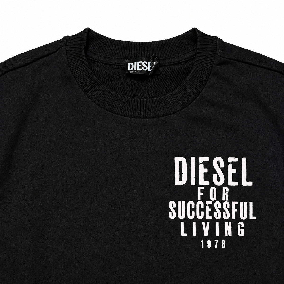 Polerón Diesel negro con letras blancas al costado — detalle: etiqueta del cuello