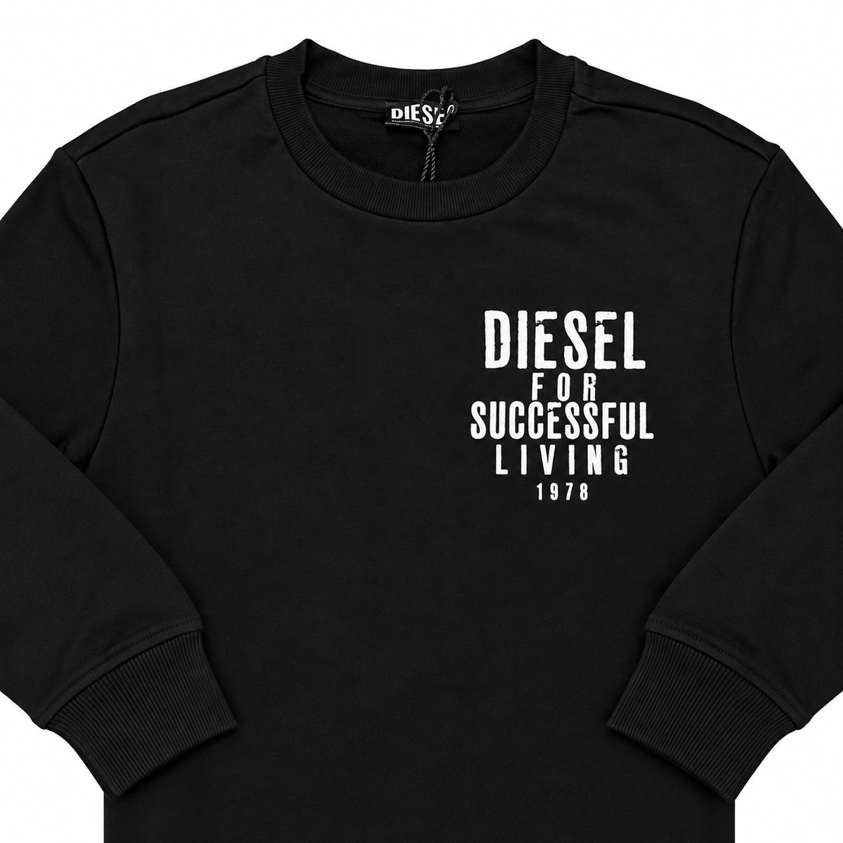 Polerón Diesel negro con letras blancas al costado — detalle: puños
