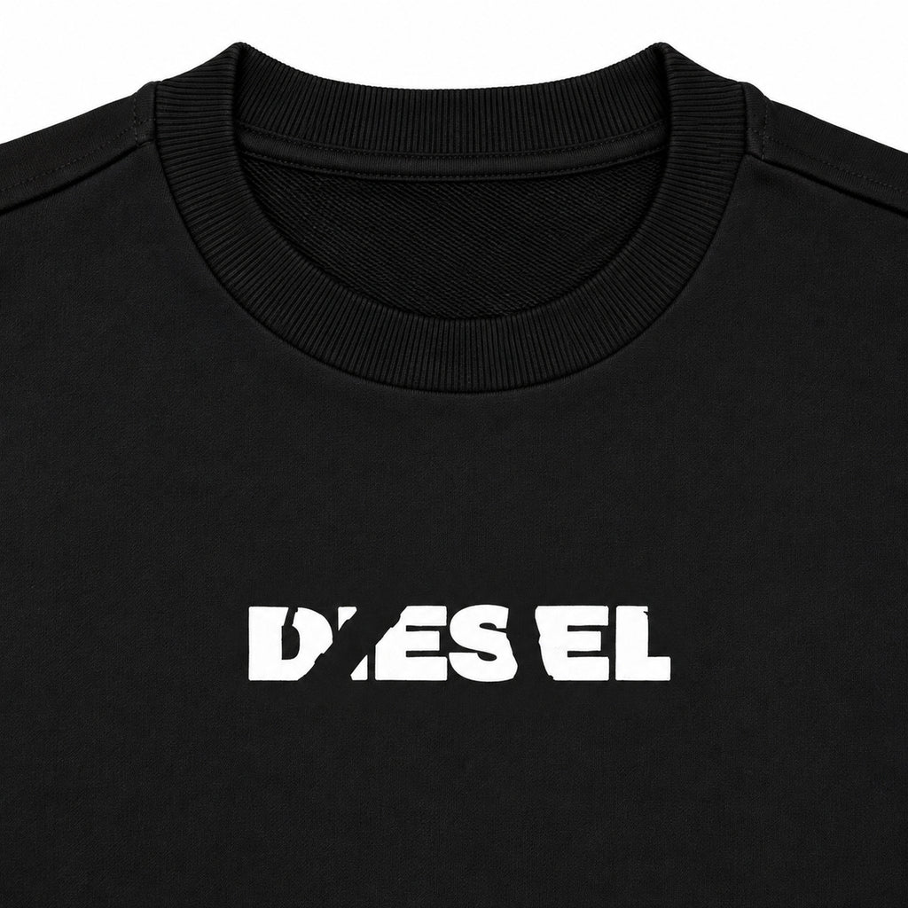 Polerón Diesel negro con logo blanco al centro — detalle: logo del pecho