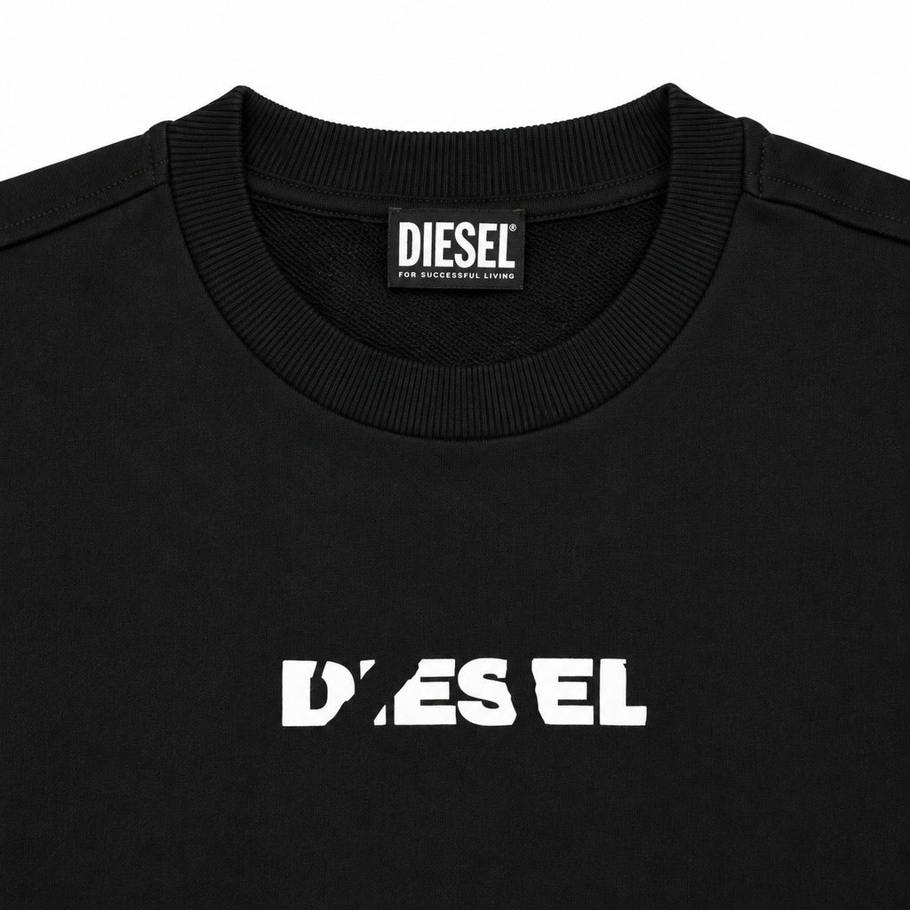 Polerón Diesel negro con logo blanco al centro — detalle: etiqueta del cuello