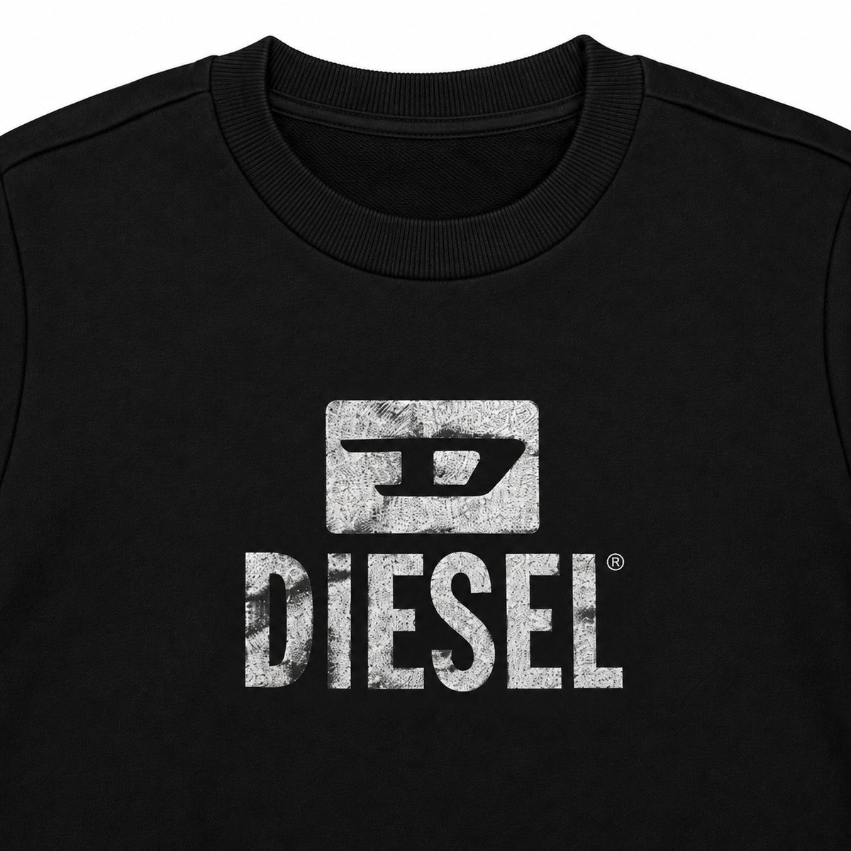 Polerón Diesel negro con logo gris en el pecho — detalle: logo del pecho