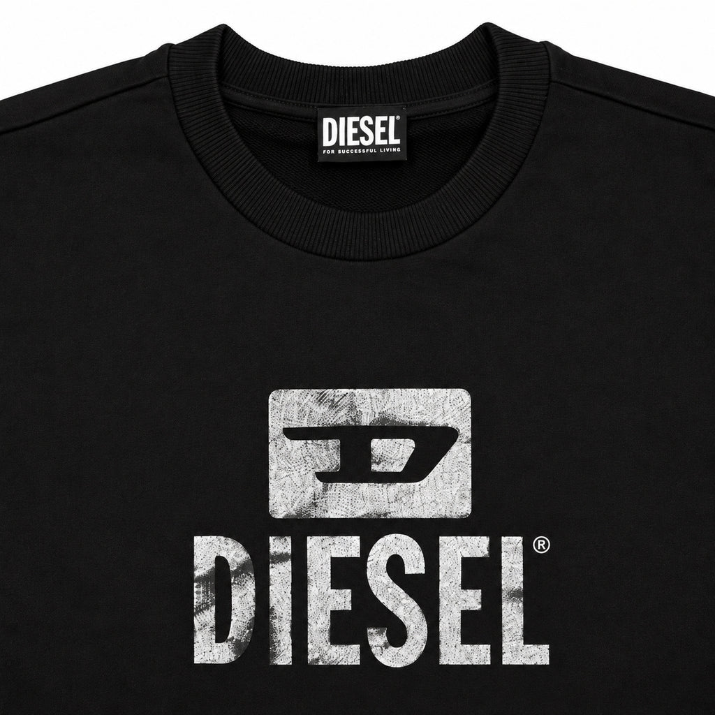 Polerón Diesel negro con logo gris en el pecho — detalle: etiqueta del cuello