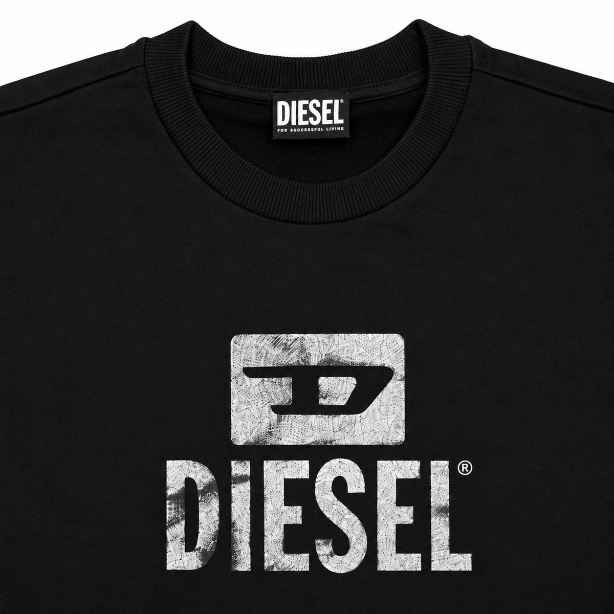 Polerón Diesel negro con logo gris en el pecho — detalle: etiqueta del cuello