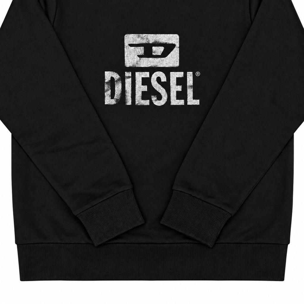 Polerón Diesel negro con logo gris en el pecho — detalle: puños