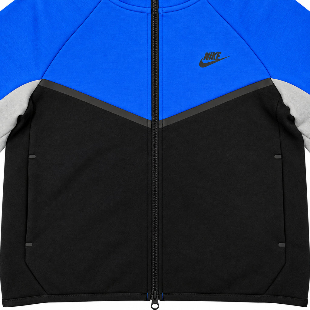 Polerón Nike Tech azul, negro y gris con cierre — detalle de paneles azul, negro y gris