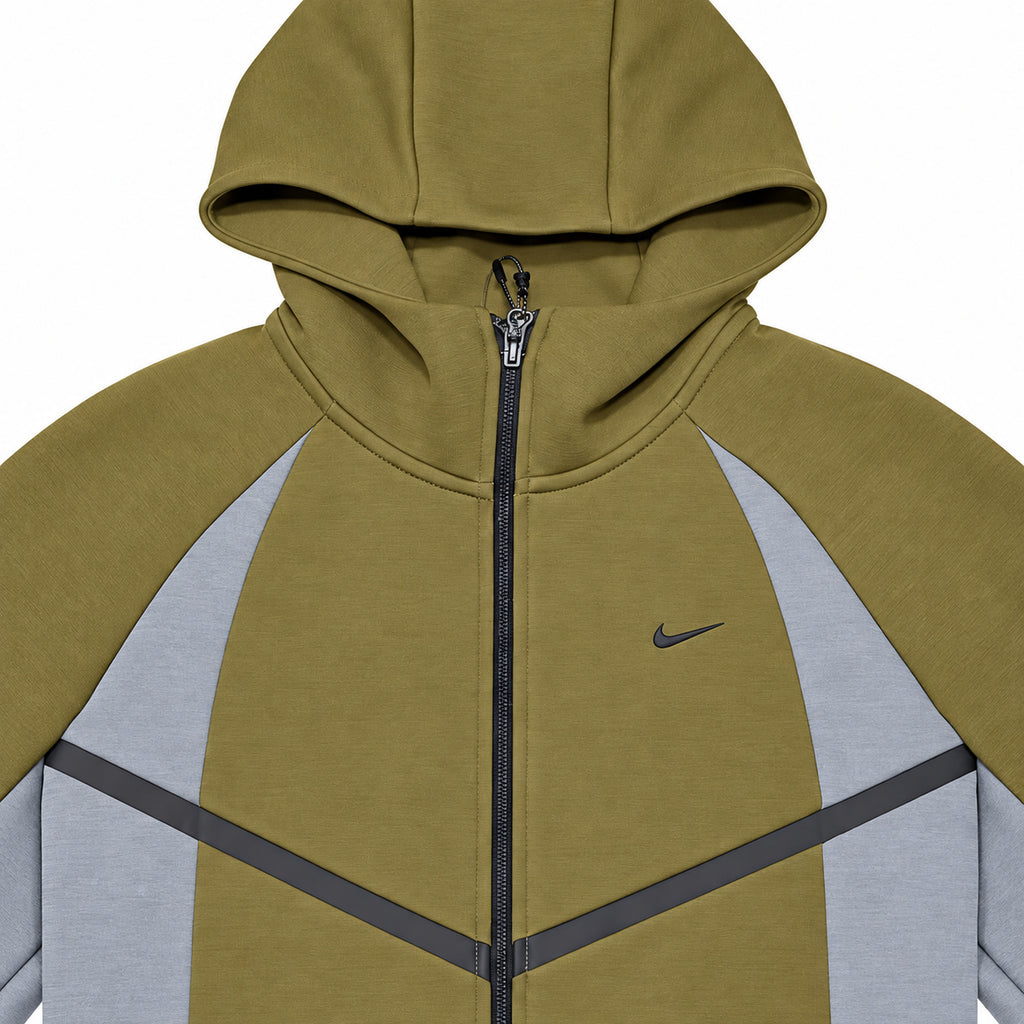 Polerón Nike Tech oliva y gris con cierre — detalle: logo del pecho