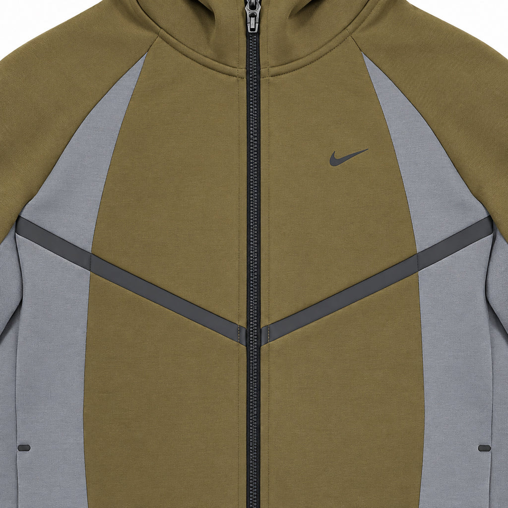 Polerón Nike Tech oliva y gris con cierre — detalle de paneles grises, logo y cierre
