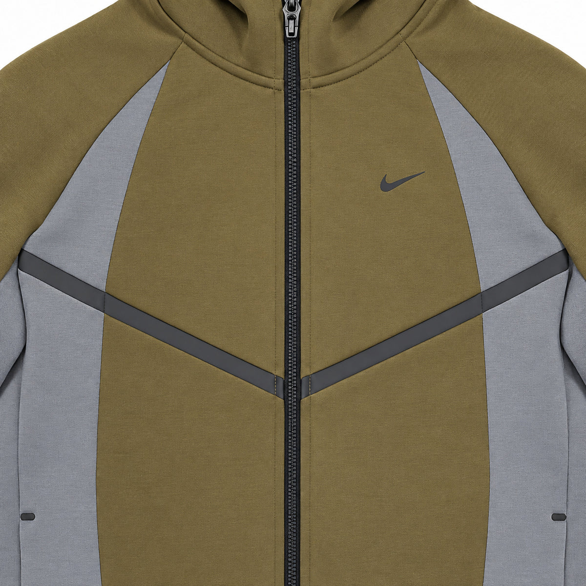 Polerón Nike Tech oliva y gris con cierre — detalle de paneles grises, logo y cierre