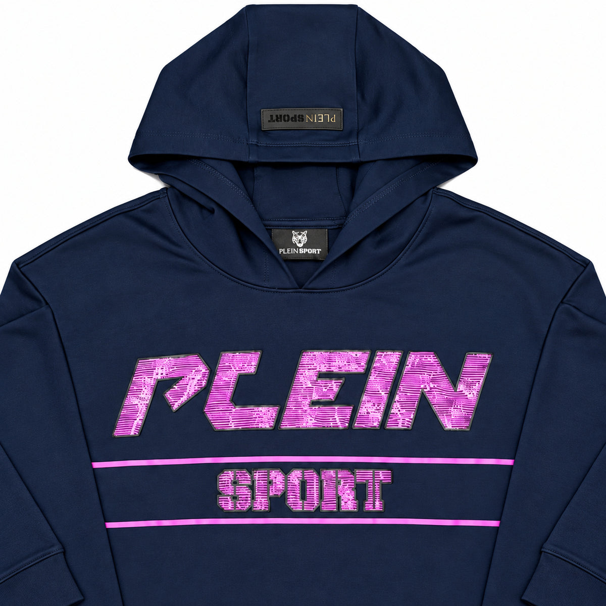 Polerón Plein Sport azul marino con letras rosadas — detalle: letras rosadas del pecho