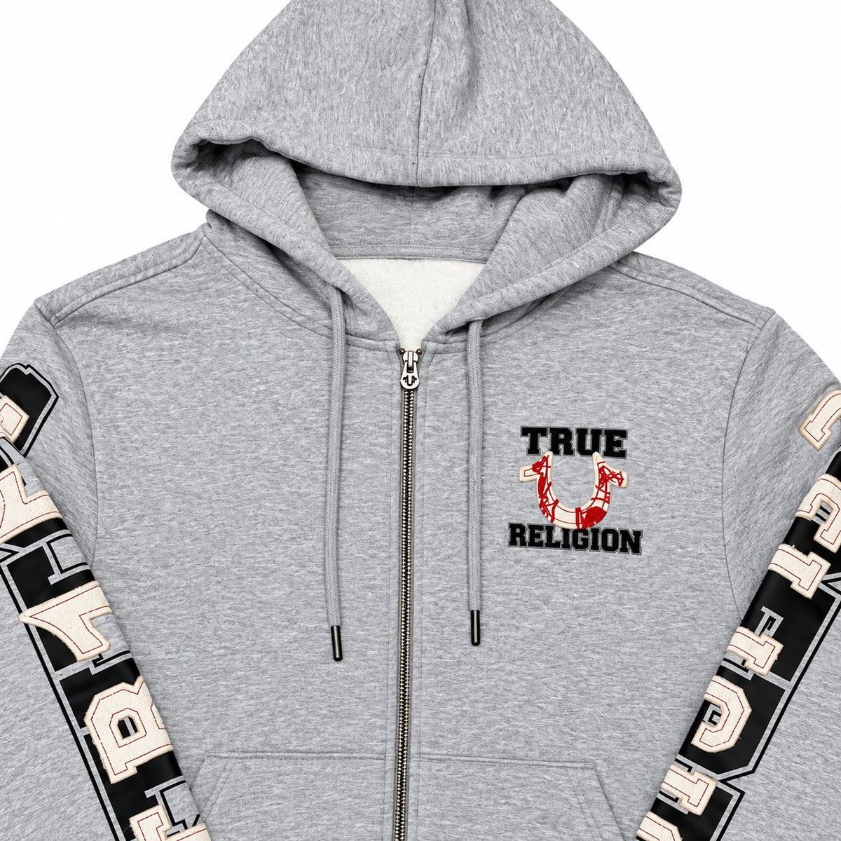 Polerón True Religion gris con letras en mangas — detalle: logo del pecho