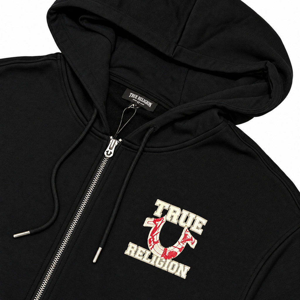 Polerón True Religion negro con cierre y letras en mangas — detalle: logo del pecho