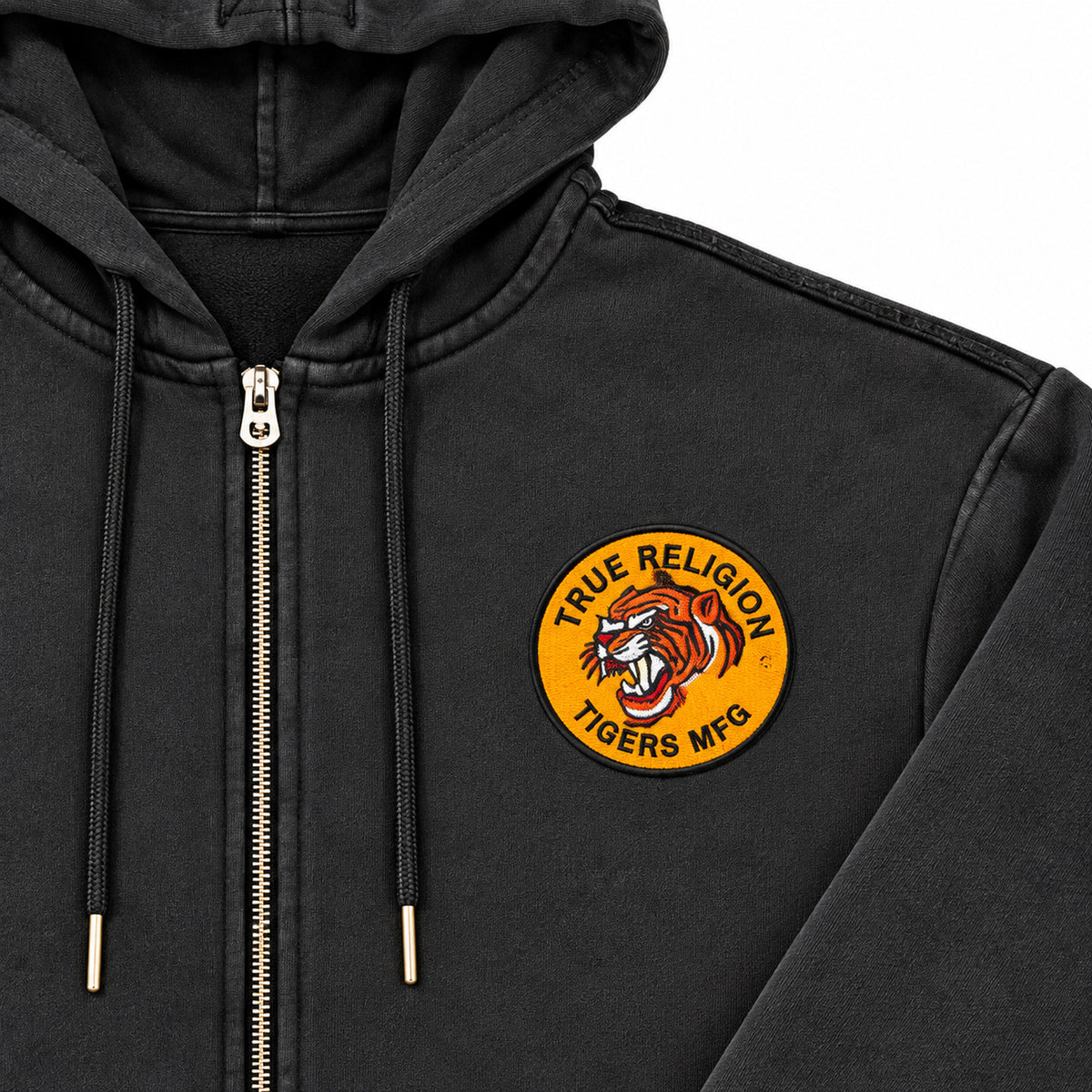 Polerón True Religion negro con tigre naranjo y cierre — detalle: parche del tigre