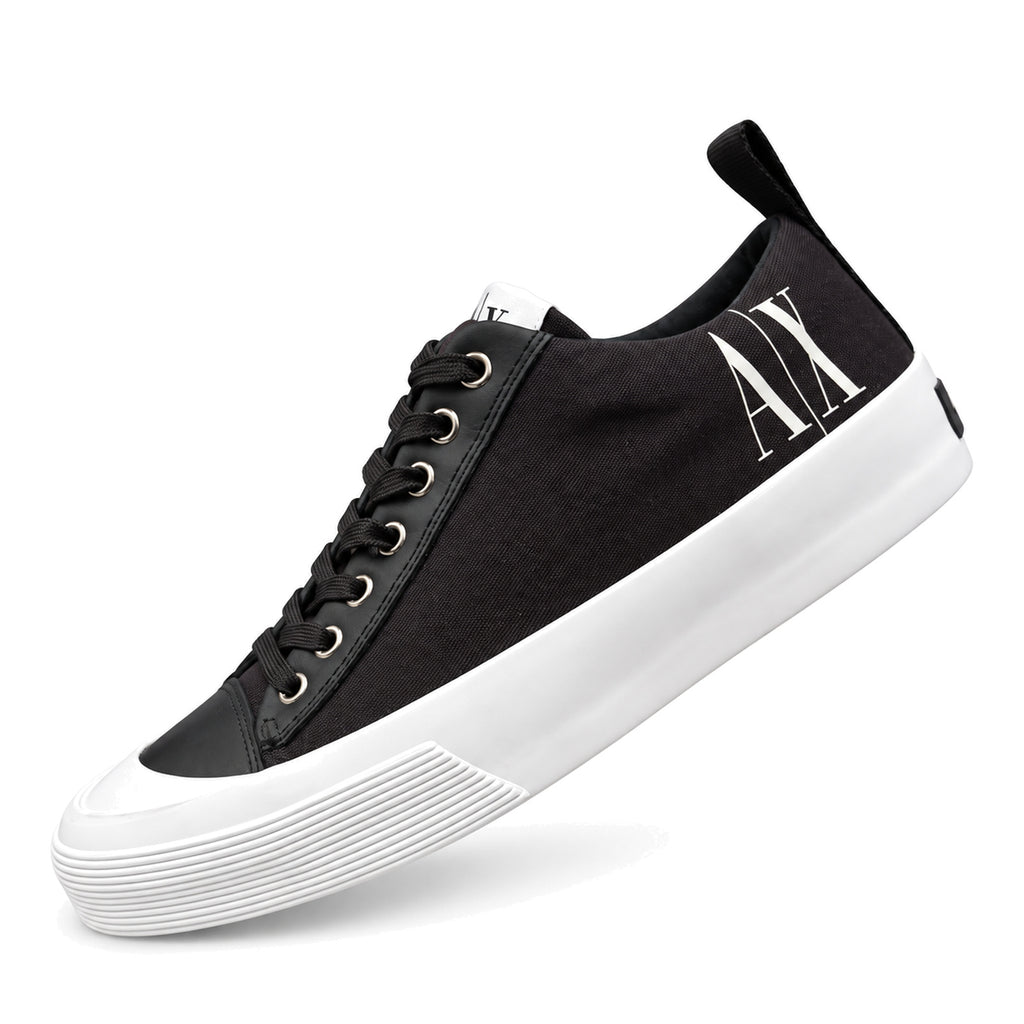 Zapatillas Armani Exchange negras con suela blanca, vista lateral