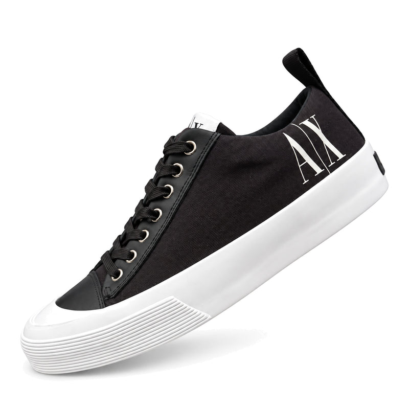 Zapatillas Armani Exchange negras con suela blanca, vista lateral