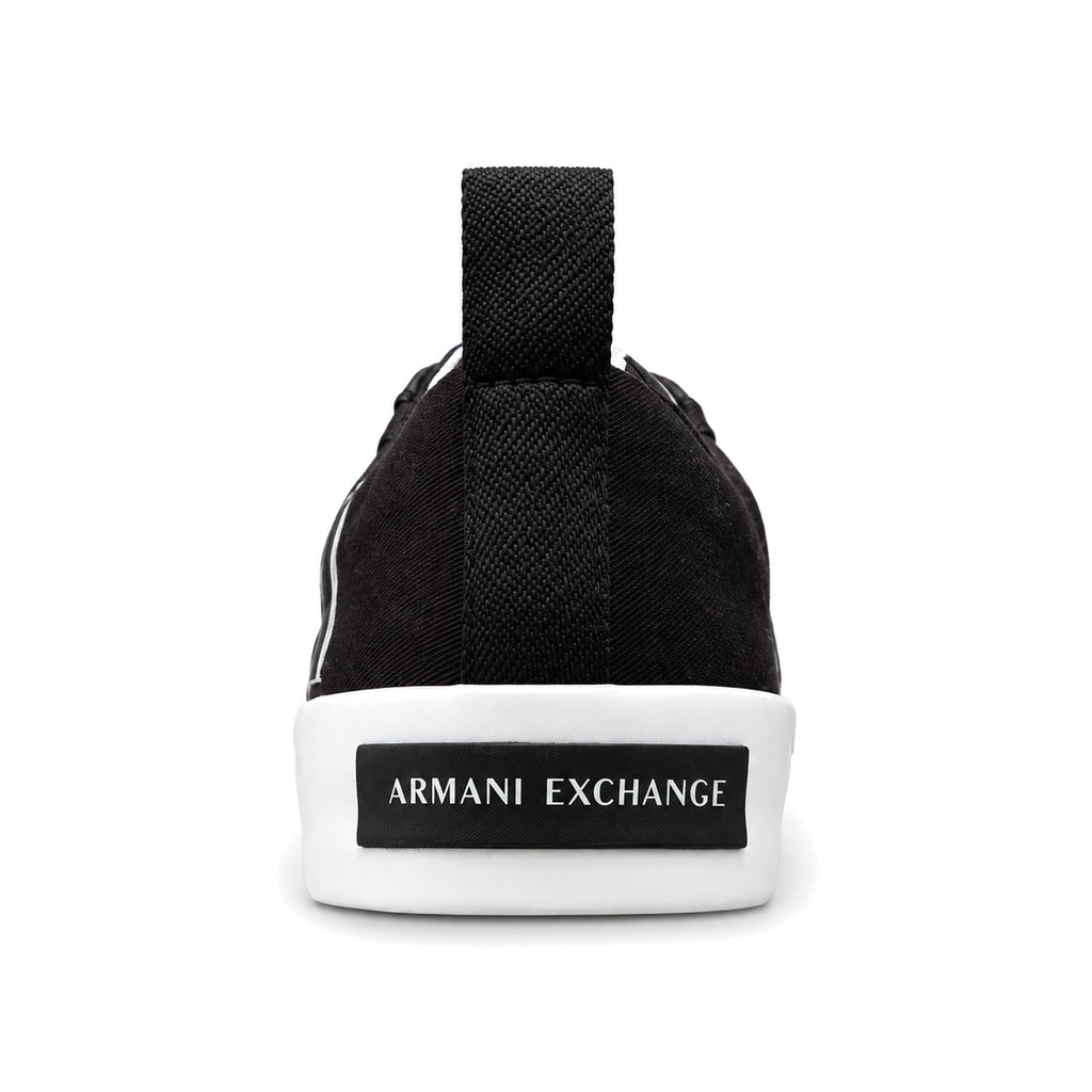 Zapatillas Armani Exchange negras con suela blanca, vista posterior